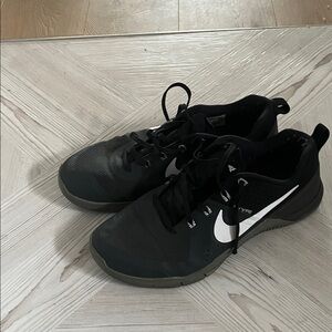 Nike Men’s Black and White Athletic Training Shoes Size 8.5